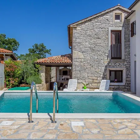Boutique With Pool In Villa