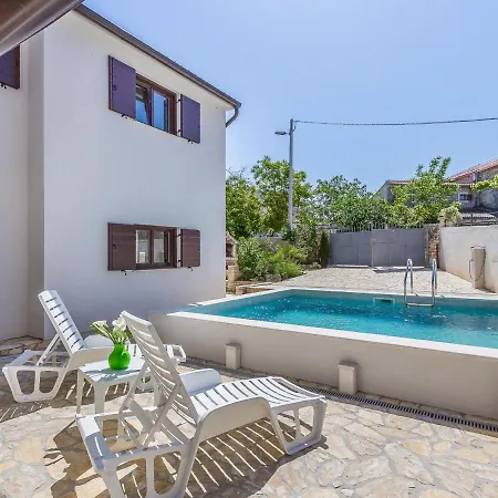 Boutique With Pool In Villa *