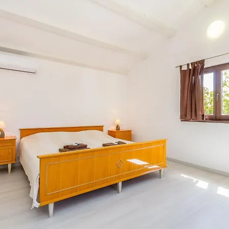 Boutique With Pool In Villa